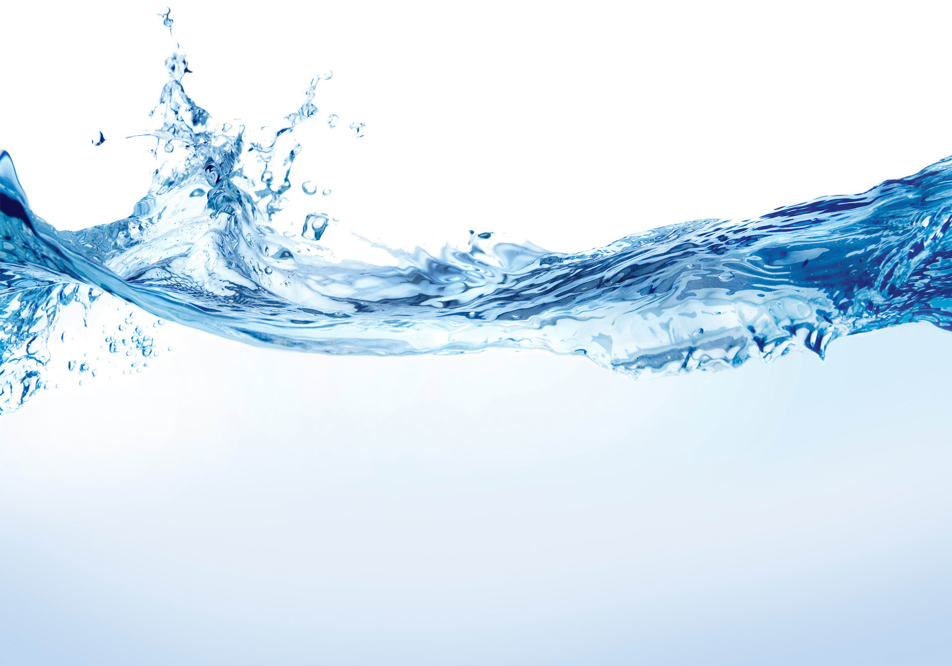 Ein dynamischer und faszinierender Spritzer kristallklares blaues Wasser mit komplexen Mustern und Wellen vor einem schlichten weißen Hintergrund.