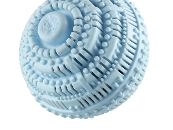 Un oggetto sferico di colore azzurro con intricati motivi decorativi che ricoprono la sua superficie, che sembra essere un oggetto decorativo o ornamentale.