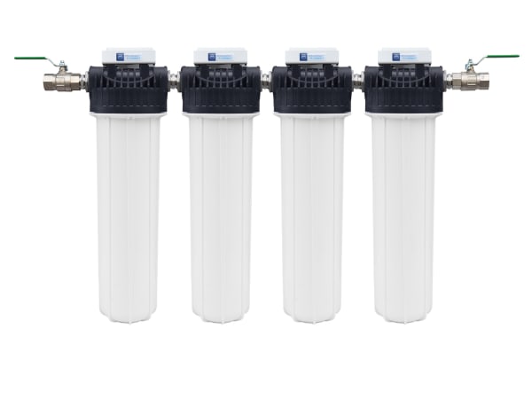 Quatre filtres à eau en plastique transparent avec des boîtiers noirs sont disposés en rangée sur un fond blanc.