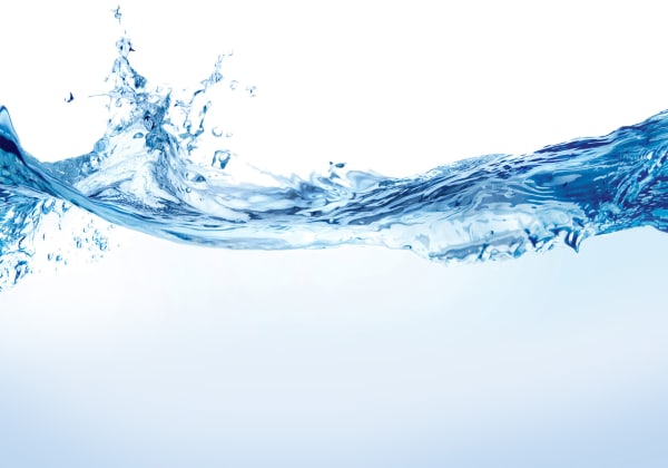 Ein dynamischer und faszinierender Spritzer kristallklares blaues Wasser mit komplexen Mustern und Wellen vor einem schlichten weißen Hintergrund.