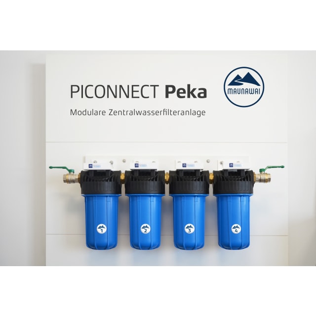 Система фільтрації води для дому «Peka» з чотирма пронумерованими ступенями фільтрації на білій стіні